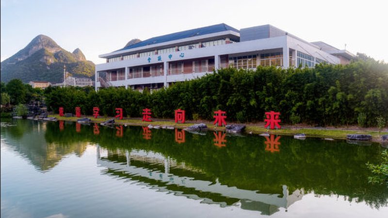 在谈判成功后，要仔细阅读合同条款，确保自身权益。以下是一些需要注意的条款：